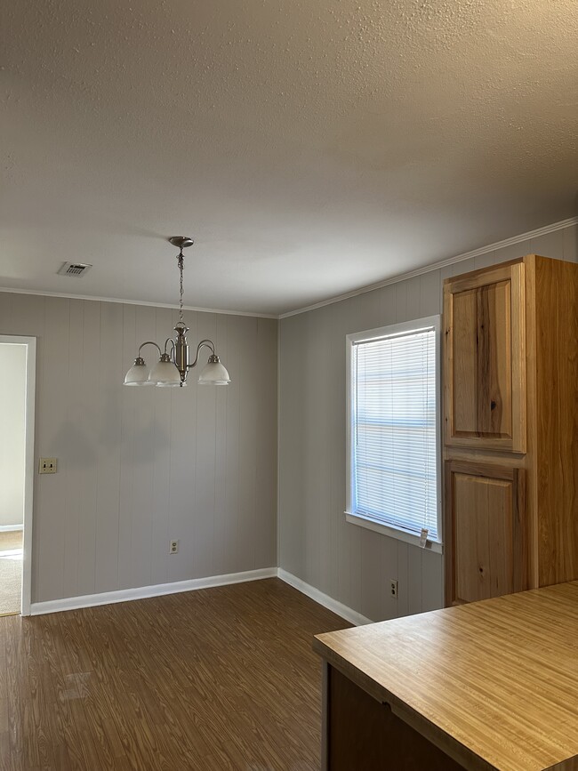 Building Photo - 2211 Shannondoah Dr