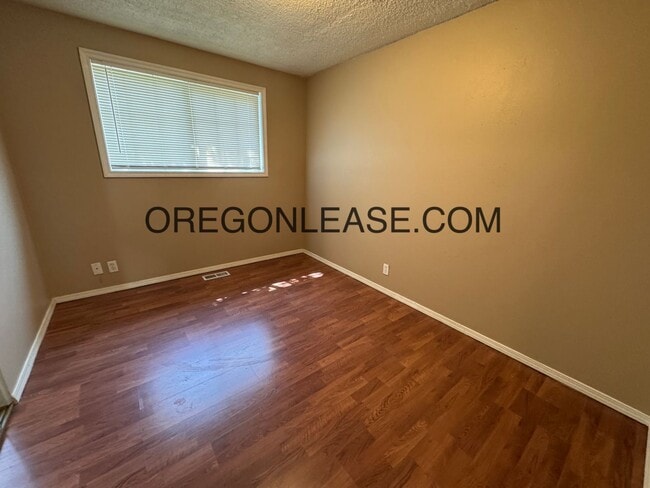 Building Photo - Large 5 bedroom North Eugene Home with lar...
