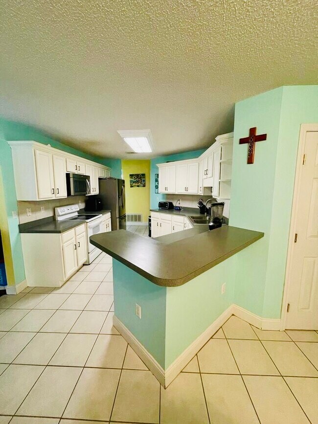 kitchen - 732 Denise Dr