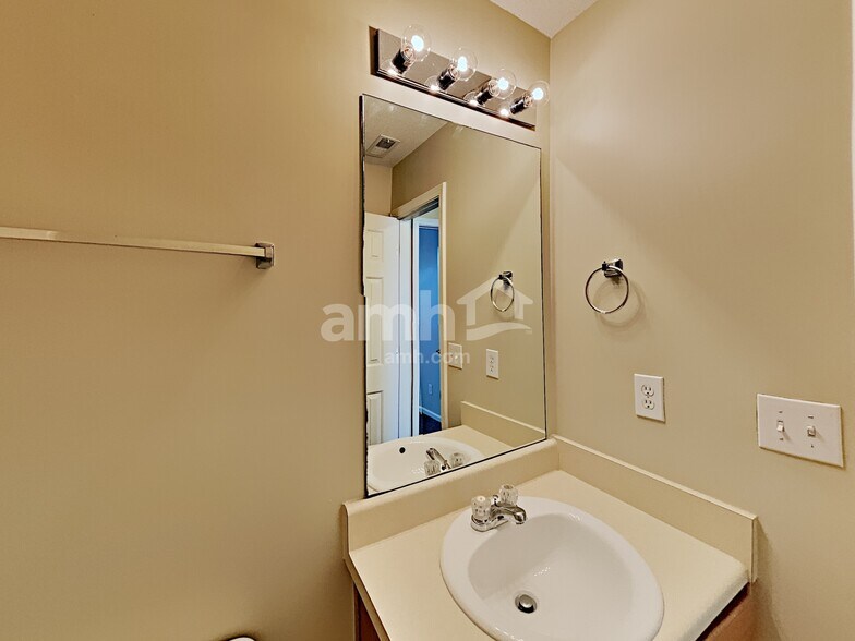 Building Photo - 104 Bellington Dr
