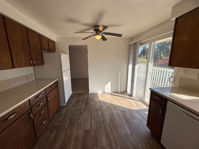 Building Photo - Spacious Home on Corner Lot Available!