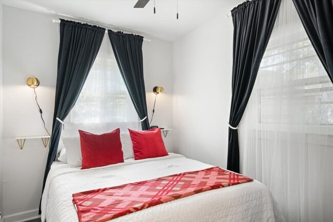Building Photo - Recently updated and fully furnished Midto...