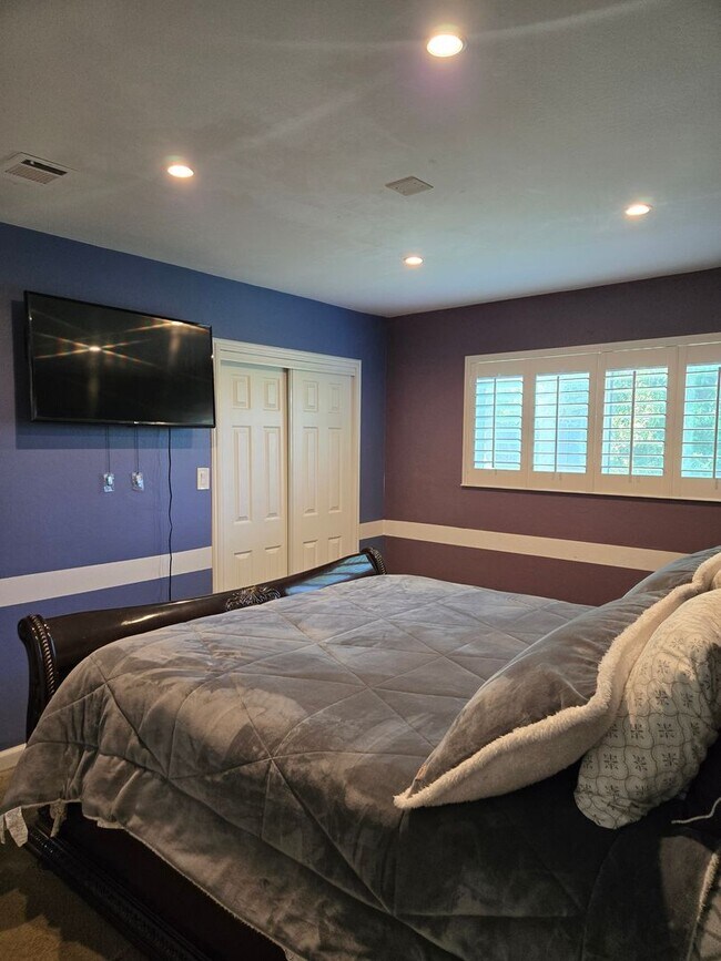 Building Photo - Beautifully Updated 3 Bed, 2 Bath House