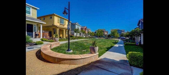 Building Photo - Gorgeous 4 Bed/4 Bath End Unit Condo with ...