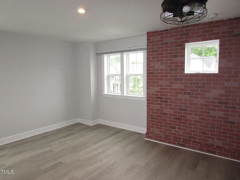 Building Photo - 6633 Penfield St