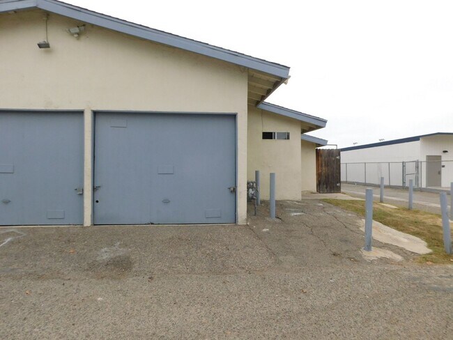 Building Photo - 201-205 Turf Dr.