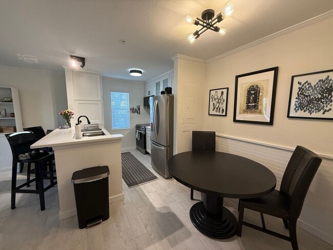 Building Photo - ROOMMATE WANTED - Downtown Sarasota Renova...