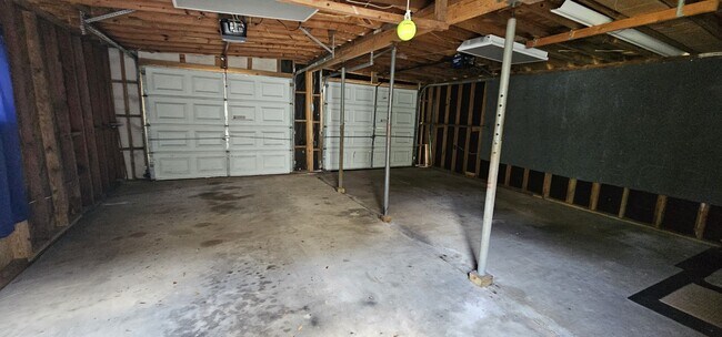 Building Photo - 725 Powell Dr