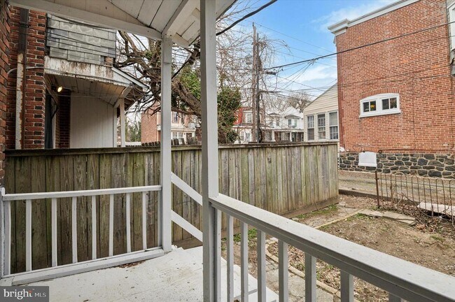 Building Photo - 305 E 22nd St