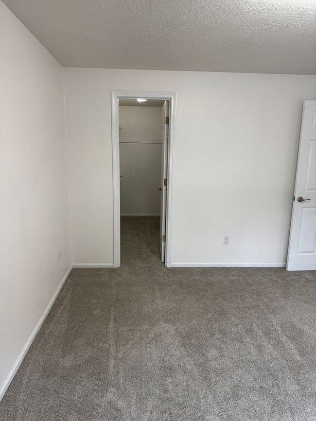 Building Photo - Available now!!! Beautiful Springfield Con...