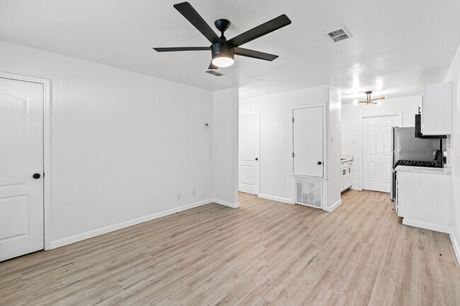 Building Photo - 3038 Weir Ave