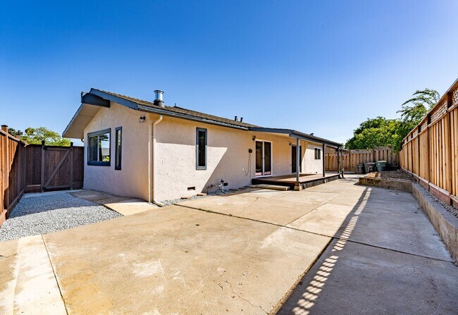 Building Photo - 1525 Jasmine Way