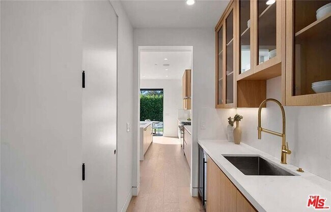 Building Photo - 4453 Gentry Ave