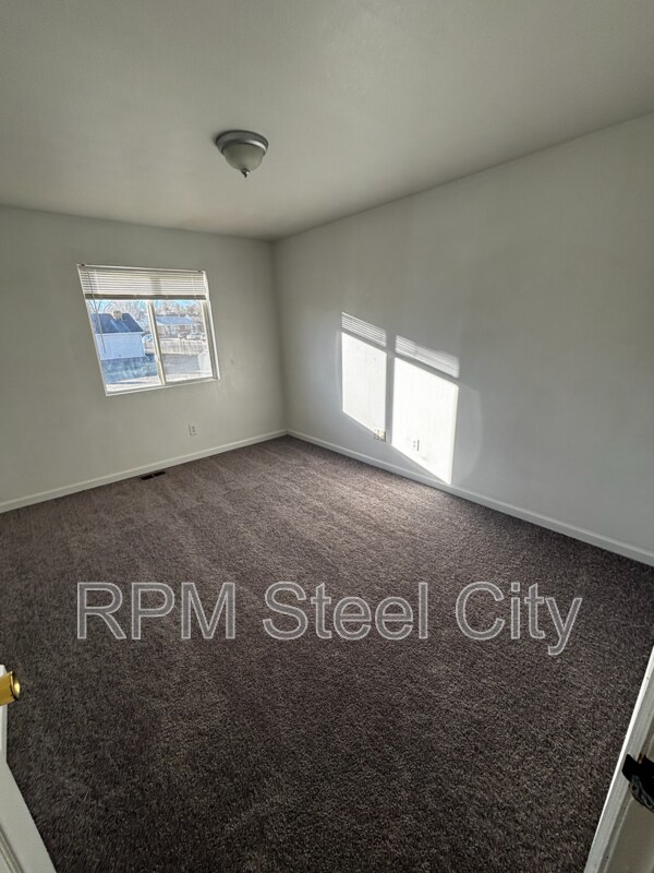 Building Photo - 28 Yorkshire Rd