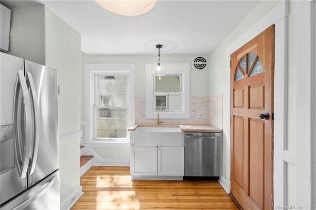 Building Photo - 22 Sycamore Ln