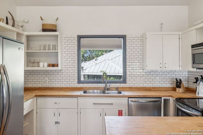 Building Photo - HISTORIC CHARM IN KING WILLIAM