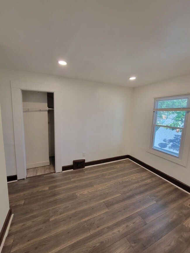 Building Photo - 1185 E 167th St