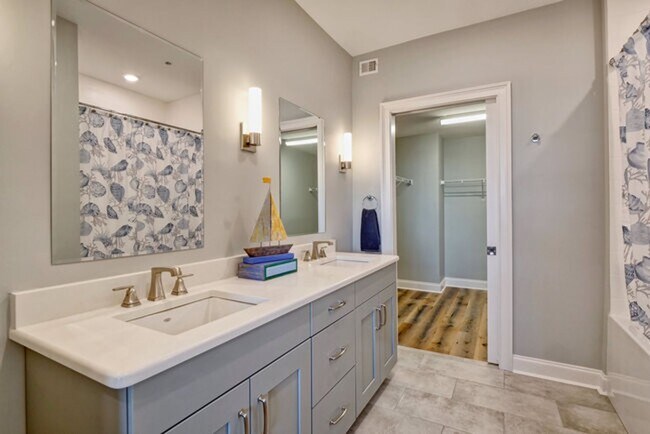 Building Photo - Two bedroom end unit condo with stunning d...