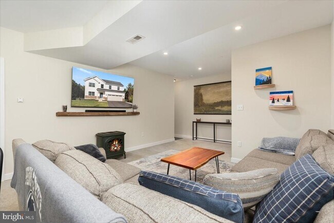 Building Photo - 321 Whispering Echos Dr