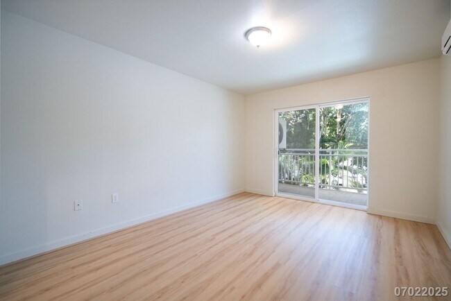 Building Photo - $3,200 | 3br/2ba Condominium in Sixty Parkside