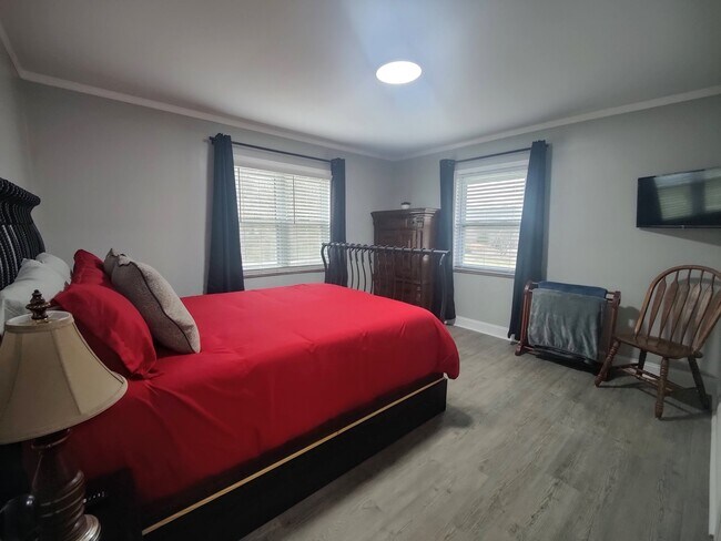 Building Photo - 220 E Hendron Chapel Rd