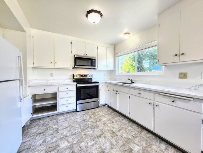 Building Photo - 3 Bedroom Rincon Valley Duplex