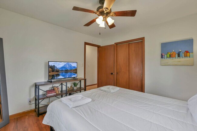 Building Photo - 3695 Montclair Dr
