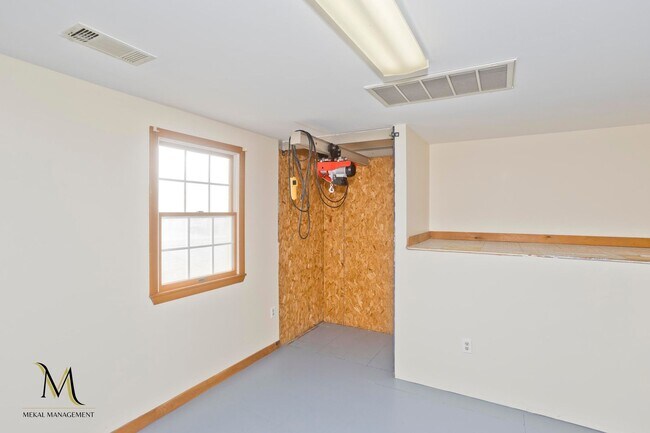 Building Photo - 1692 Memorial Dr
