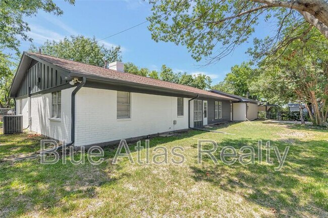 Building Photo - 1712 Dakar Rd W