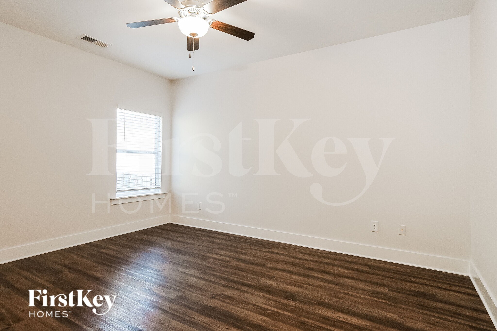 Building Photo - 2807 Village Ln