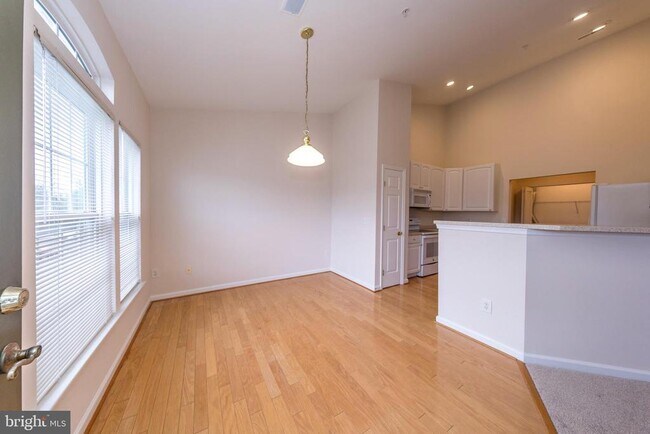 Building Photo - 712 Kings Path