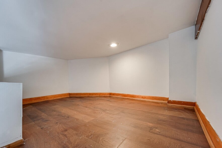 Building Photo - 1093 Summit Ave