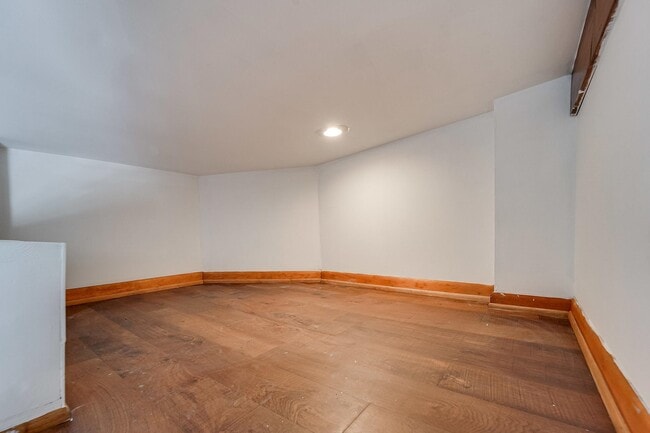 Building Photo - 1093 Summit Ave