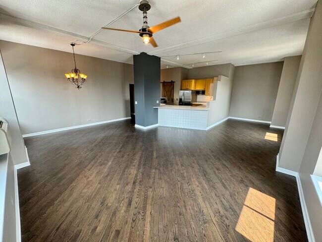 Building Photo - 600 S Dearborn St