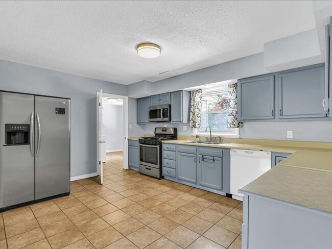 Building Photo - 615 Breen Dr