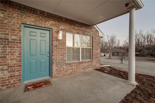 Building Photo - Absolutely Adorable, 2 bed, 2 bath, 2 car ...