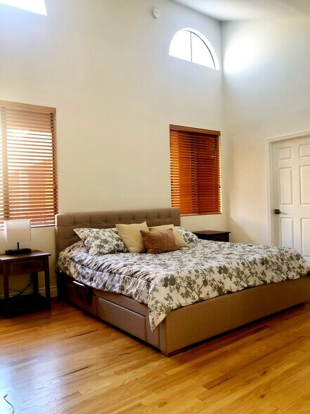 master bedroom with high ceiling and lots of light - 14572 Dickens St