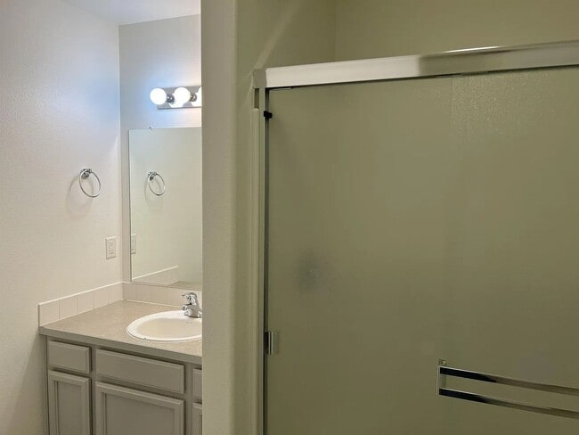 Building Photo - Enormous Tri-Level Townhome 2/2 w/Bonus Room Available Feb. 6th