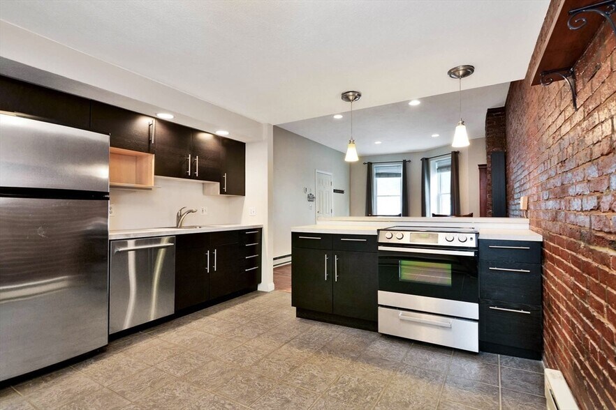 Primary Photo - 385 Meridian St