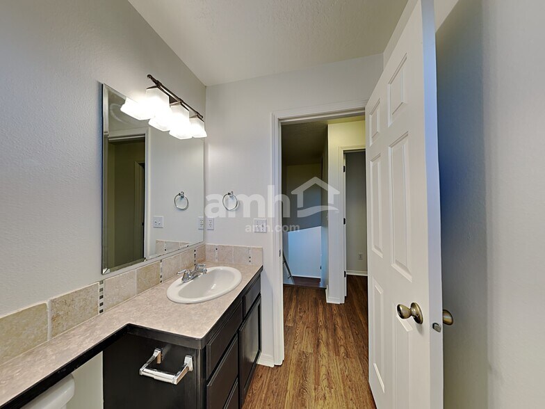 Building Photo - 2513 E Cinnamon Ln