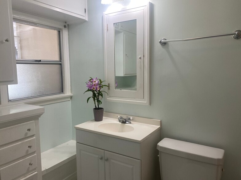 Building Photo - 2323 Las Colinas Ave