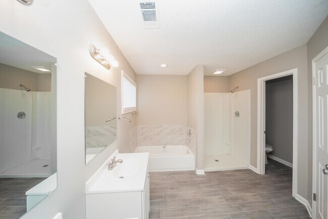 Building Photo - 6602 Meadow Bend Dr