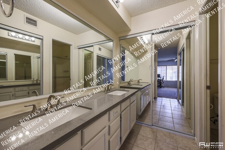 Building Photo - 925 N College Ave