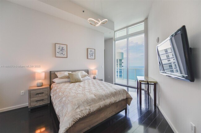 Building Photo - 15901 Collins Ave
