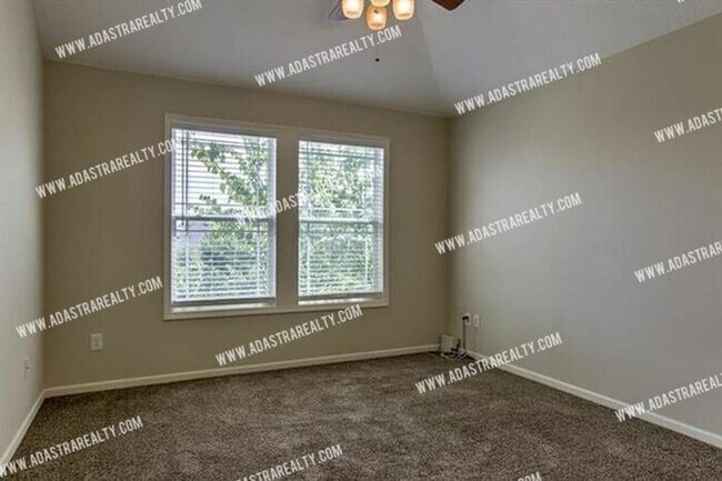 Building Photo - Gorgeous Home in Northwest Olathe-Availabl...