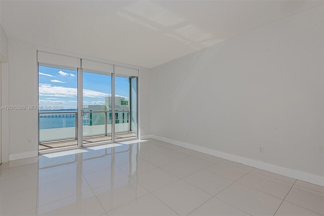 Building Photo - 1300 Brickell Bay Dr