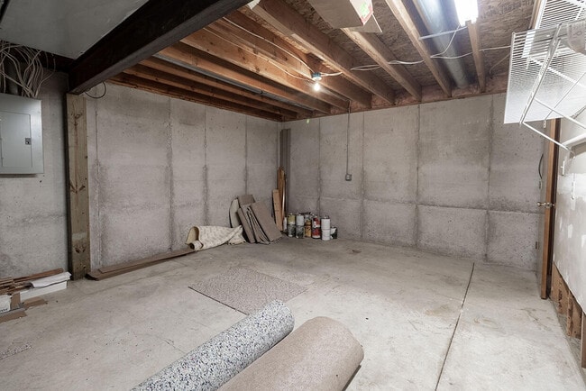 Building Photo - 1302 Look Out Ct