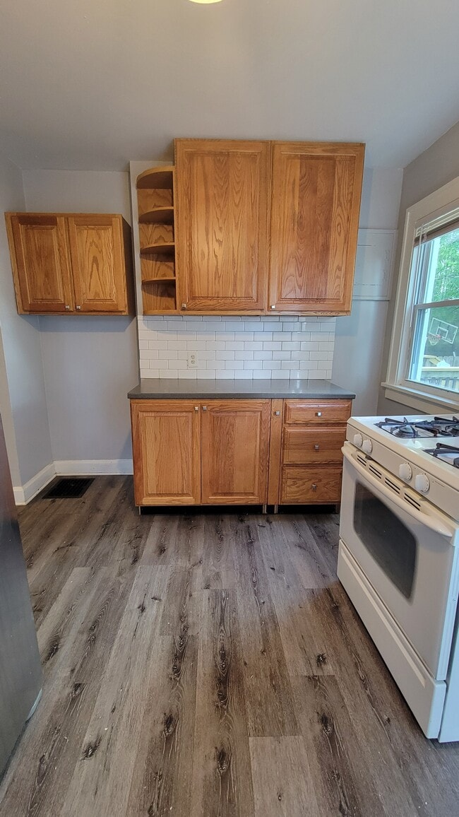 Building Photo - 40 N Roys Ave