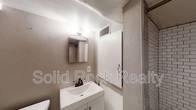 Building Photo - 1520 E Pikes Peak Ave