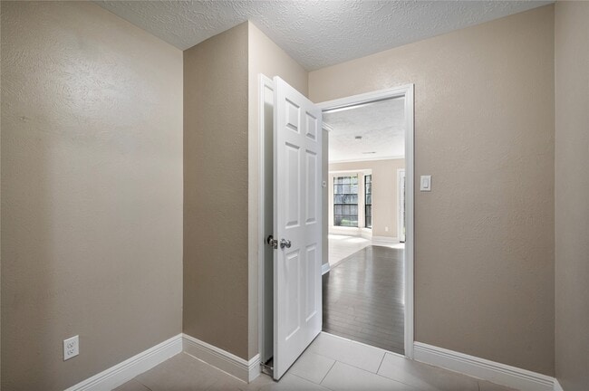 Building Photo - 19 Kearny Brook Pl